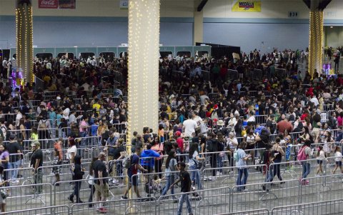 Personas hacen filas para recibir regalos por parte de la fundación Good Bunny del cantante Bad Bunny