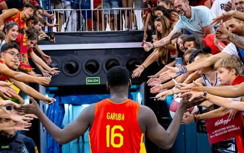 En el equipo nacional de España, Garuba es toda una celebridad, algo que intenta llevar a la NBA.