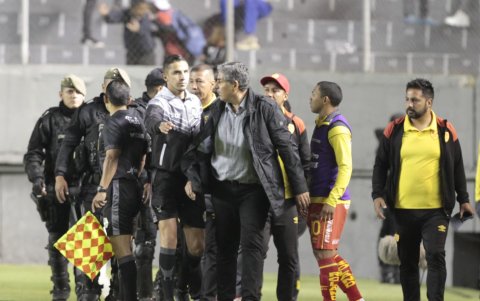 El entrenador colombiano Santiago Escobar no fue ratificado en Aucas.