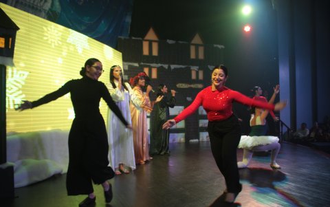 TRADICIÓN. En Familia de Dios, se realizó una obra de teatro en alusión a la fecha. Alrededor de 100 personas en su producción y actores participaron en el acto.