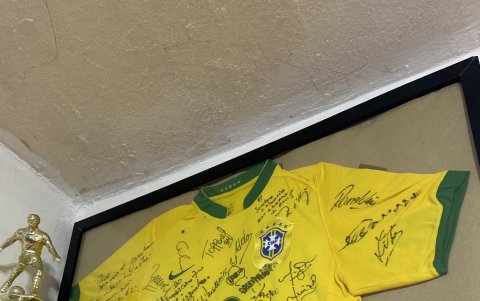 La camiseta de Brasil del Mundial 2006, firmada por todos los seleccionados y dedicada a Pinto.