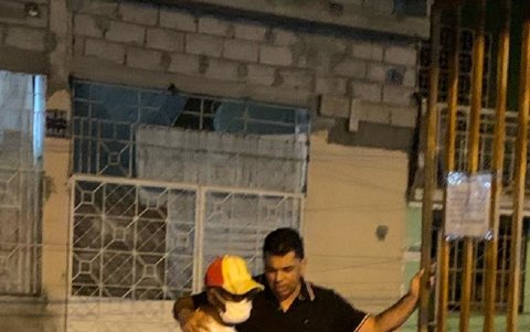 La despedida fue larga en el callejón, Moacyr y Villagómez, fútbol y amistad.