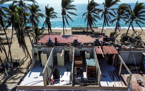 Fotografía de lo que queda de un hotel de la playa