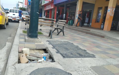 Robos. Las tapas de las alcantarillas han sido robadas y los espacios se han convertido en basureros públicos. Las quejas son permanentes.