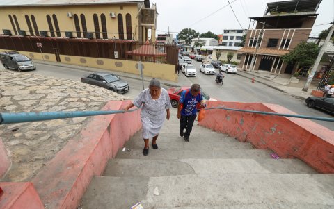 En la ciudadela Martha de Roldós es permanente la dificultad a la hora de caminar. Piden rampas con urgencia.