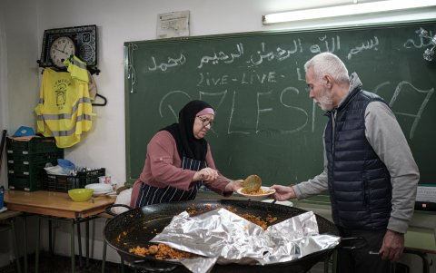 Labor. María Eugenia y Ahmed preparan las raciones de su comedor.