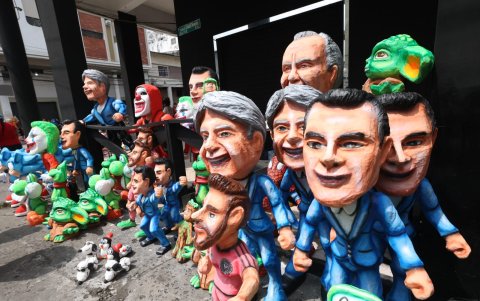 Se han realizado monigotes de las figuras de la política.