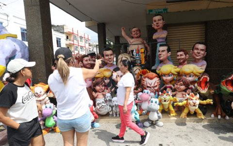 Monigotes de figuras del fútbol, como Lionel Messi, también están a la venta.