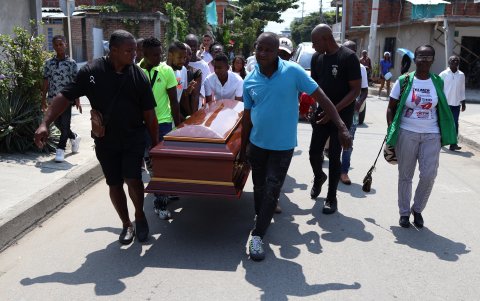Familiares y amigos se reúnen para darle el último adiós al alcalde de Guachené, Elmer Abonía Rodríguez, hoy, en Guachené, departamento del Cauca (Colombia).