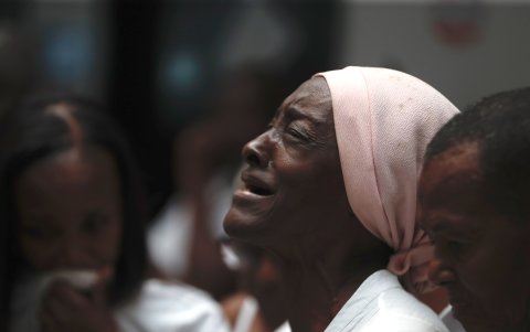 Una mujer se lamenta durante el funeral del alcalde de Guachené, Elmer Abonía Rodríguez, asesinado a tiros el pasado viernes, tan solo nueve días antes de terminar su mandato.