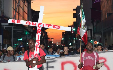 Una caravana de más de 10.000 migrantes partió de la frontera sur de México en pleno día de Nochebuena para presionar a ambos gobiernos.