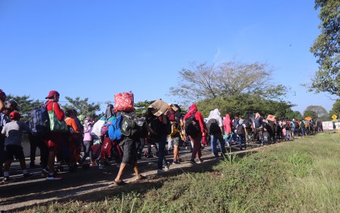 Los miles de migrantes de 24 nacionalidades salieron caminando desde la ciudad fronteriza de Tapachula, en el sureño estado mexicano de Chiapas, la madrugada de este domingo.