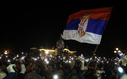 La noche pasada Belgrado vivió una protesta, convocada por SPN, que desembocó en choques con la Policía que dejaron ocho agentes heridos y 38 personas detenidas.