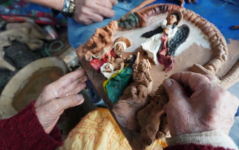 Detalle de figuras miniaturas hechas de barro por Josefina Aguilar, y su hijo Demetrio, el 23 de diciembre de 2023, en la ciudad de Oaxaca (México).