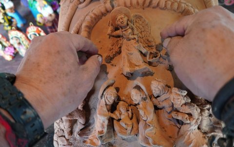 Detalle elaboración de figuras hechas de barro por Josefina Aguilar, y su hijo Demetrio, el 23 de diciembre de 2023, en la ciudad de Oaxaca (México).