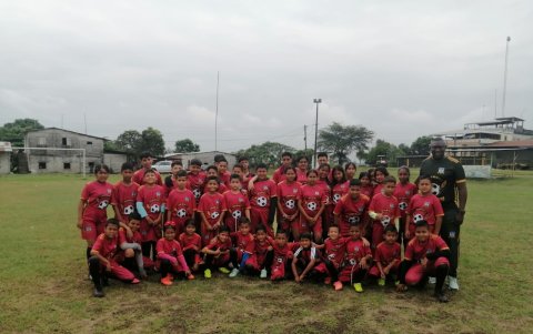 Parte de la plantilla de futbolistas con el profesor Julio Vernaza (d).
