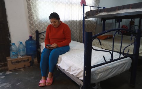 La venezolana Yesenia Roa revisa su teléfono durante una entrevista con EFE, el 24 de diciembre de 2023, en Ciudad Juárez Chihuahua (México).