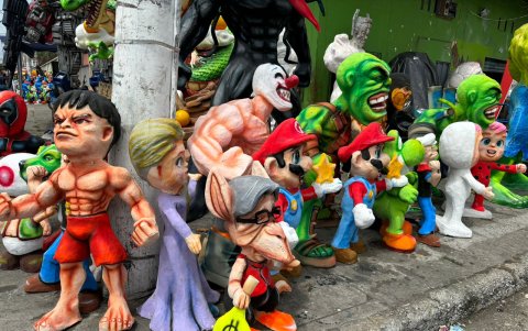 Monigotes de las calles 6 de marzo a vísperas del año nuevo