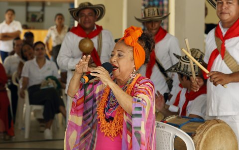 Cristina Mendoza, bautizada como la juglar de los Montes de María, canta durante una presentación