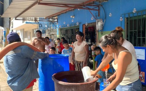 En Colonche, las familias tuvieron que salir con sus tanques a la calle para recibir el agua.