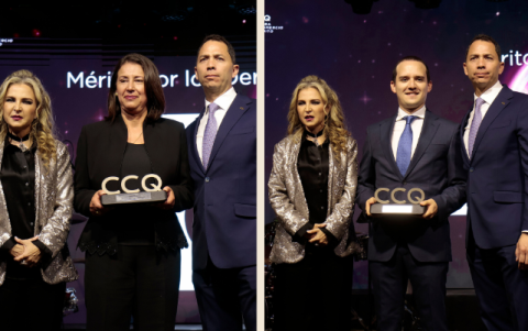 Entre los premiados estuvieron Patricia Tobar y Pablo Ortiz. Aparecen acompañados de Mónica Heller y Carlos Zaldumbide.