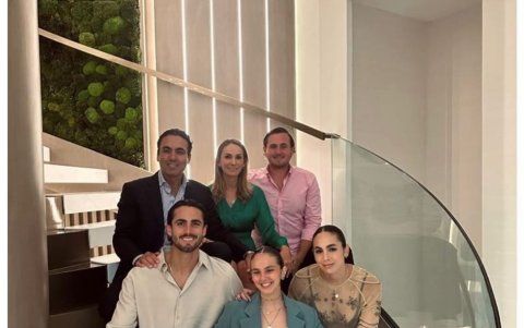 Leonardo Campana, rodeado de sus padres y hermanos.