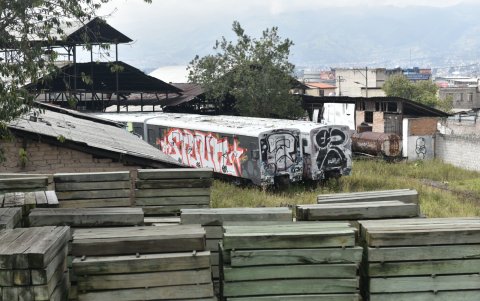 Espacio. La madera que era utilizada por sostener las rieles están destruidas así como los vagones.