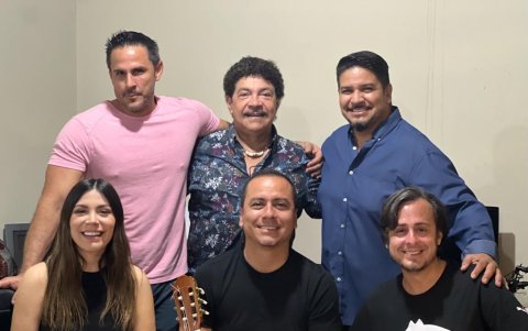 Gustavo con sus hijos.