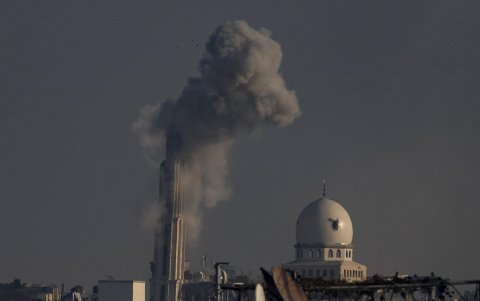 Una columna de humo se levanta sobre una zona atacada por el Ejército de Israel en alguna parte de la Franja de Gaza.