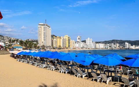 Vista general de una playa con muy poca afluencia de personas debido a la baja ocupación hotelera tras el paso del 'huracán Otis', el 23 de diciembre de 2023, en Acapulco, estado de Guerrero (México).