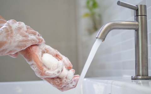 El lavado de manos es una práctica fundamental para prevenir enfermedades y mantener la salud