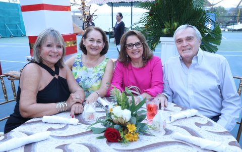 Olga Mejía, Ruth de Negrete, Mirian de Mejía y Luis Mejía.