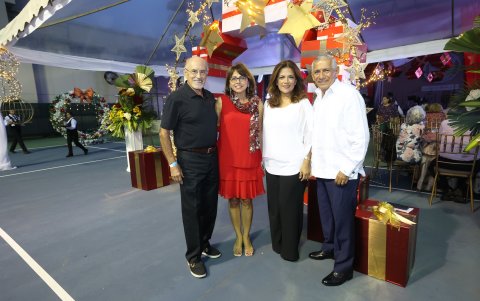 Basil Haylock, Cecilia de Haylock, Luz Marina de Moscoso y Nicanor Moscoso.