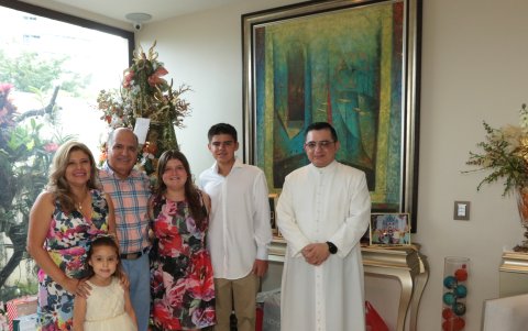 Mariuxi Montenegro de Ortiz, Carlos Ortiz, junto a sus hijos Mía Valentina, Carlos Eduardo y Gía Aracelly, y el padre Mauricio Romero.