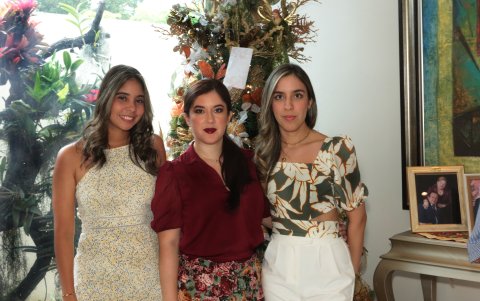 Allyson Smith junto a Lissette y Annie Litardo.