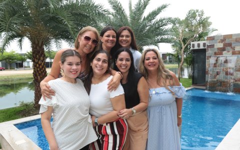 María José Chalén, Wendy Salazar, Grace Moncada, Daniela Camba, Carmela Sotomayor, Lucy Díaz y Marpia Fernanda Napolitano.