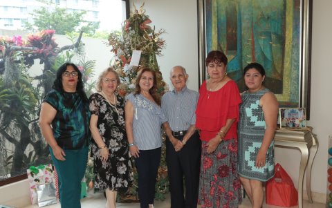 Flor Montenegro, Gloria Morán de Montenegro, Mónica Ortiz, Carlos Ortiz, Cecilia Toral de Montenegro y Mercedes Morales.
