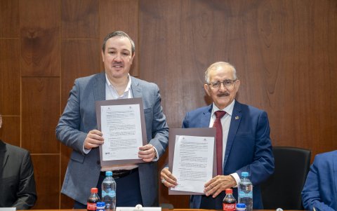 Vicente Mejía, director de Capital Humano de Arca Continental Ecuador, y Walter Mera, rector de la Universidad Católica de Santiago de Guayaquil.