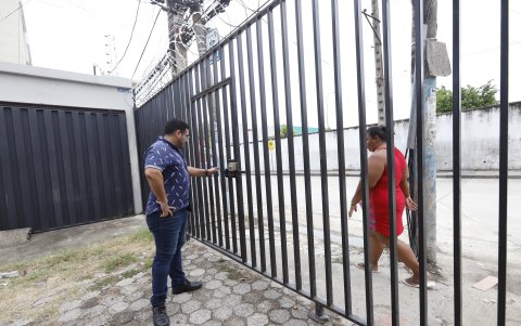 Las puertas deberán permanecer abiertas o con un encargado durante la mañana y la tarde
