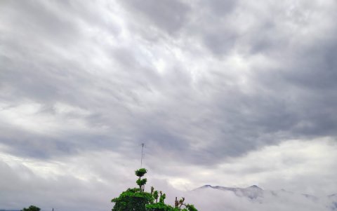 El río San Antonio se desbordó tras las lluvias y anegó zonas agrícolas y pobladas de la parroquia Febres Cordero, de Babahoyo.