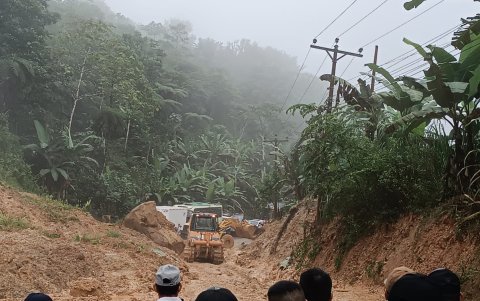 En la vía Cuenca- Girón- Pasaje se produjo un deslizamiento de gran magnitud en el kilómetro 117 que obstaculizó el paso de decenas de vehículos.