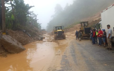 El tránsito vehicular estuvo paralizado por horas en la vía Cuenca-Girón-Pasaje debido  al deslizamiento.