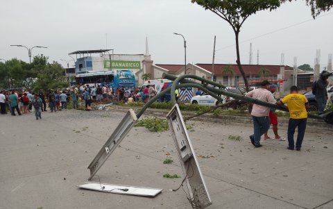 Algunos postes se vieron afectados con el siniestro.