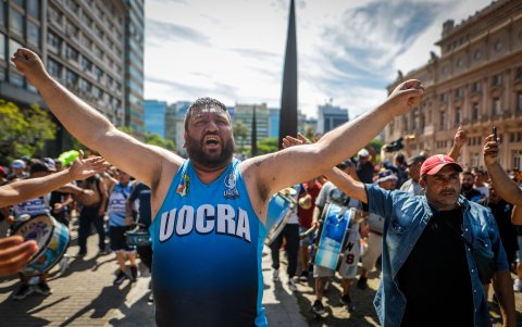 Manifestantes participan en una marcha de protesta contra el Gobierno del presidente Javier Milei hoy, en Buenos Aires (Argentina).