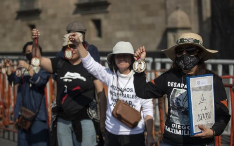 Colectivos de búsqueda de personas desaparecidas fueron registrados este 22 de diciembre al protestar frente a Palacio Nacional, en Ciudad de México (México).