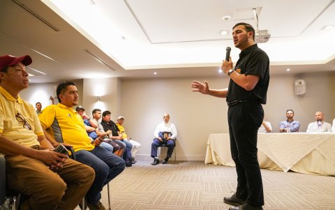 Antonio Álvarez (d) y su directiva no ha podido ser registrada hasta el momento en el Ministerio del Deporte.