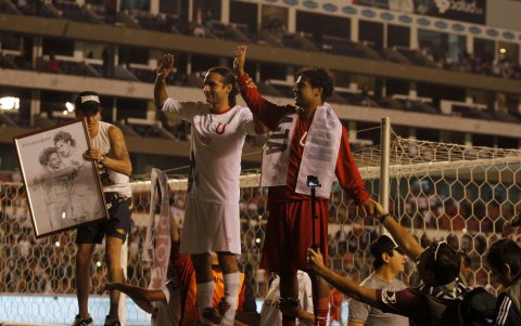 En junio de 2016, la dirigencia de Liga de Quito organizó un partido de despedida para Franklin Salas y Paúl Ambrosi.