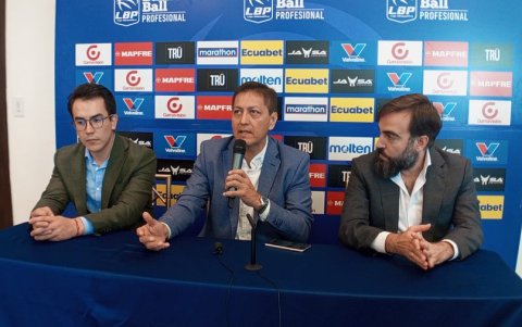 Jaime Moya (c), presidente de la Liga BásquetPro.