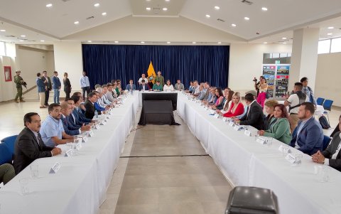 El presidente Daniel Noboa también se reunió en Daule con un grupo de alcaldes de la Zona 5.