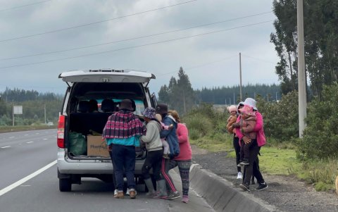 Donación. Una familia quiteña regaló caramelos, ropa, juguetes y calzado a los niños.